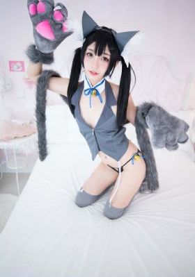 老头把舌头伸进她腿间花缝_HD在线播放观看